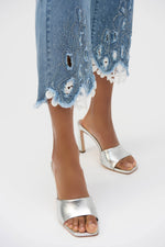 Load image into Gallery viewer, Stretch Straight Crop Jeans with Embroidery 252910
