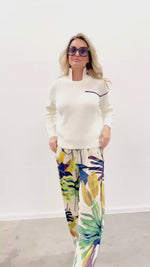 Load and play video in Gallery viewer, Tropical Leaf-Print Wide-Leg Trousers A322
