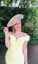 Load and play video in Gallery viewer, Saucer Style Fascinator 25779
